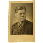 Foto de estudio de joven soldado alemán